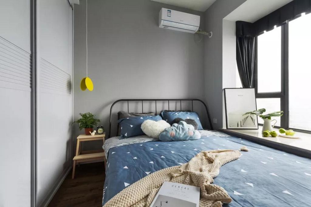  主卧同样以灰白两色为基调，营造静谧舒适的睡眠氛围。1.8米的床靠窗放置，给衣柜和床之间留够通道。