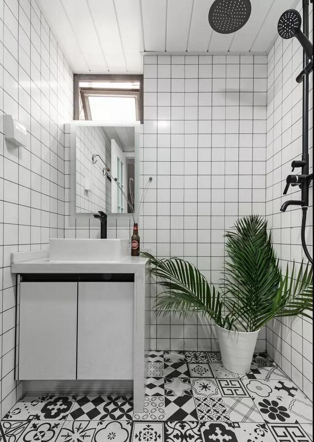 卫生间只有2平方米，盥洗池台面直接落地，防止柜体受潮。