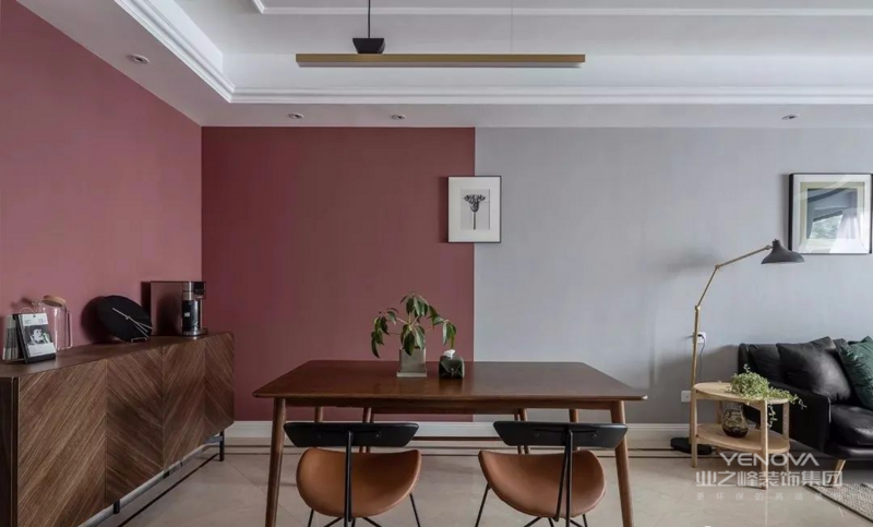 帕莎诺瓦红墙纸与烟灰色墙纸的结合，沿袭客餐厅空间的轨迹，革新生活的定义。