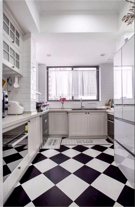 黑白相间的地砖看起来很有格调，整个厨房干净整洁，并且由于空间格局原因，看起来宽敞。