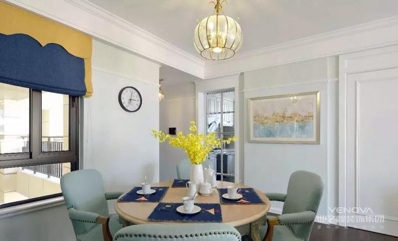  客厅空间以白、蓝、黄三色为主调，整体清丽雅致，简约大气。