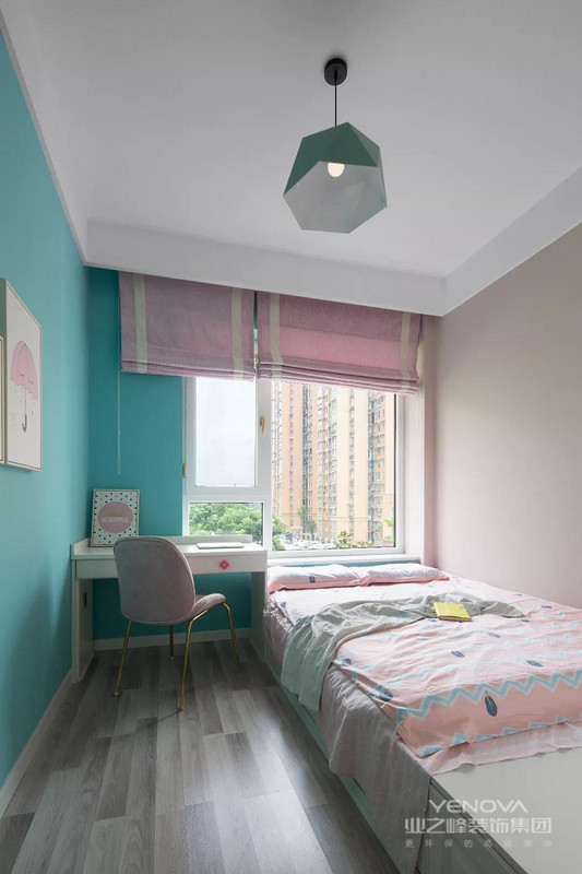 儿童房的配色会更为清新一些，绿色搭配藕粉色，床品和窗帘的颜色和款式都比较可爱，整体给人一种浪漫、优雅的感觉。
