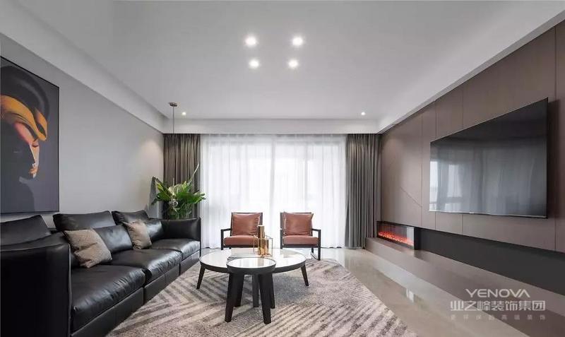  客厅，利落的线条与经典黑白灰是绝佳搭档，温润的木质融入其中则让理性的空间变得柔和起来。