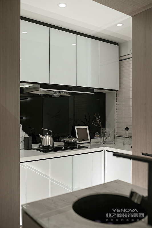 厨房采用开放式设计，木质橱柜搭配白色菱形砖，局部再用黄色砖块点亮空间，改善视觉效果。