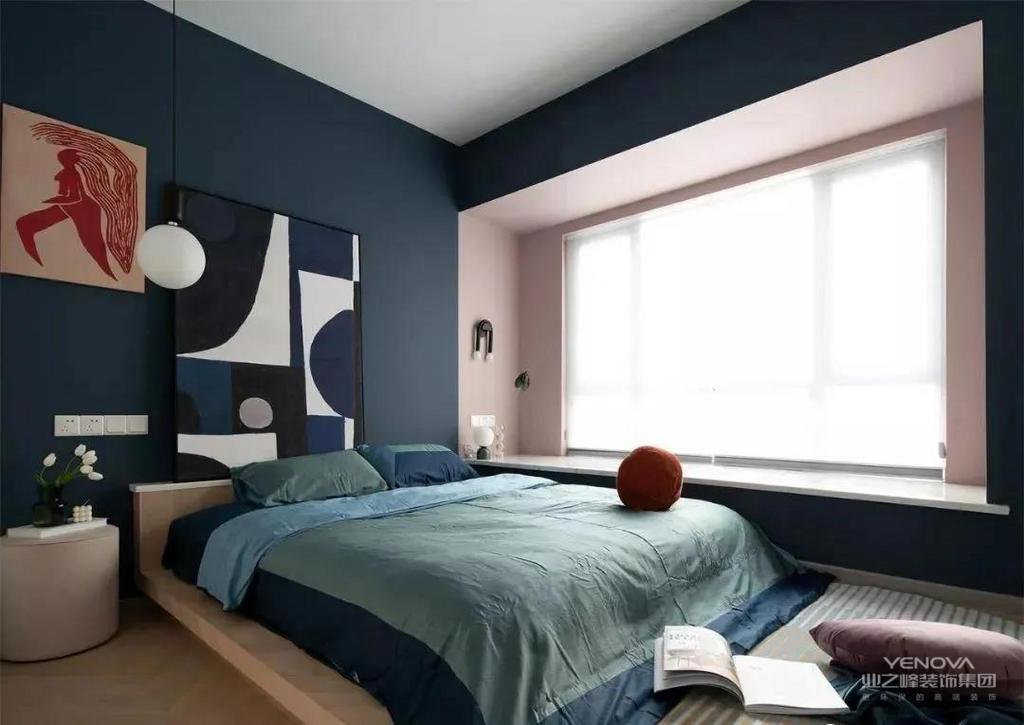 主卧靠飘窗做了地台作为睡眠区以及床尾的休闲区摆放18米的大床