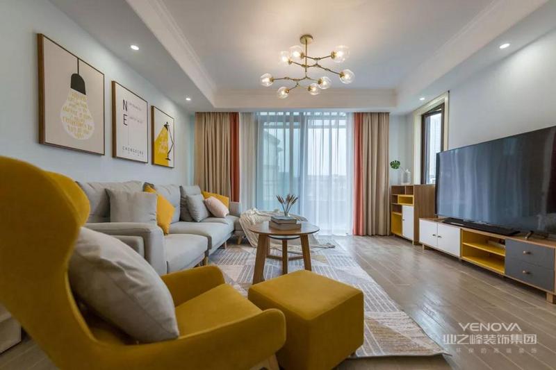 客厅在淡蓝色的墙面基调下，整体简约大方的空间，舒适的软装家具里加入黄色的的点缀，营造出清新活力的氛围，给人以温馨舒适的感受。
