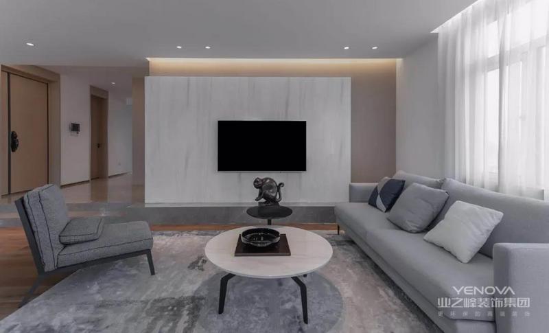 客厅以现代简约的大方空间，天花做成无主灯的设计，在电视墙上方加入暗藏的灯带与筒灯相互补充，带来一个明亮舒适的照明环境。
