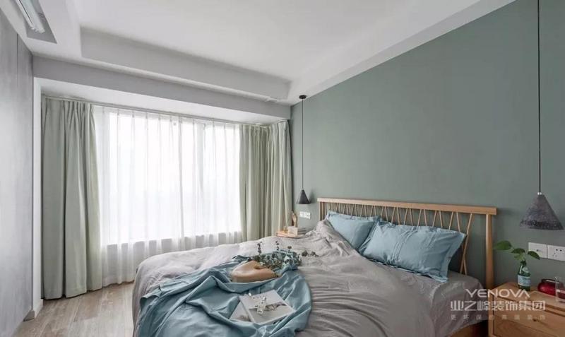 主卧，通过清新色调营造舒适纯粹的就寝环境，床尾灰色的置顶衣柜门，巧妙的与床背景的线性吊灯色彩呼应。原木家具搭配蓝灰纯色系床品，给人简单清爽的视觉感。
