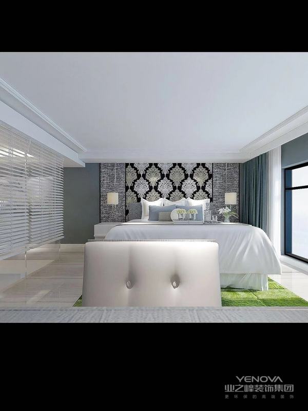 整个卧室的空间还是比较宽敞的整个卧室的配色也比较简单，以黑白灰为主。
