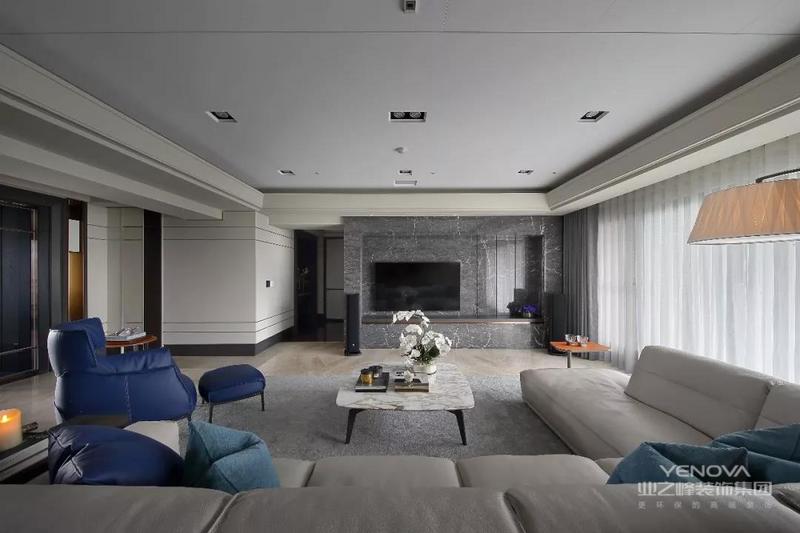将屋外绿意大大方方借景堆栈于室内每一角落，达到空间中处处揽景无遗。