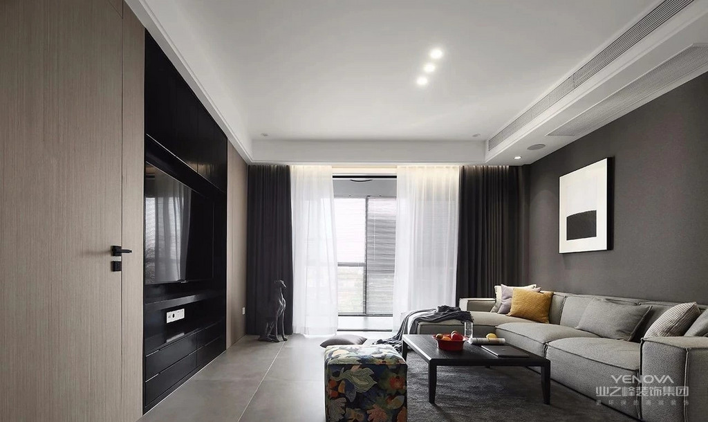 客厅整体设计以黑白灰+木色为基调，哑光色地砖搭配标志性简约风的无主灯顶面设计。
