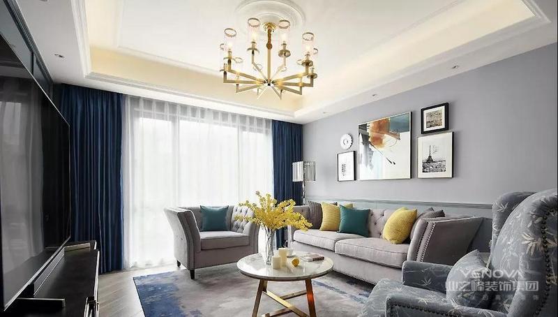 客厅沙发背景墙
选用了深浅适中的灰色墙布
浅色布艺沙发
与素雅舒适的单人沙发
彰显经典美式风格