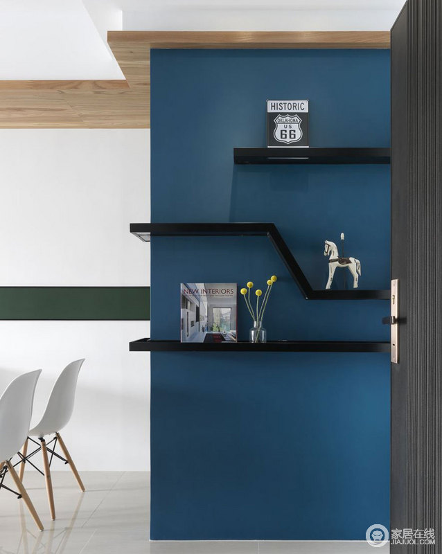 北欧设计不追求形式上的独特，却以实用性为前提的条件下，表现独有的艺术个性；正如入口区的蓝色隔板，增添了空间的摩登，木架上的木、花瓶和摆饰突显了生活的情趣。