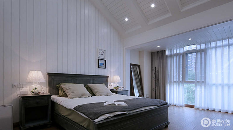 简单的布置和白色调，营造出舒适安静的睡眠环境。