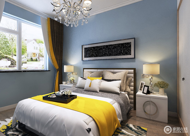纯净的天蓝营造出冷静、安详的静和感，小面积的明黄点缀在床旗、靠包与窗帘上，明快的色调为空间带来明媚的活力。配深灰色与乳白色床品、家具，对比鲜明又妙趣横生。