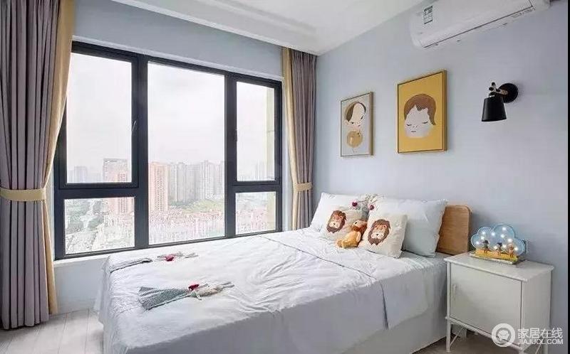 次卧可以作为客房，也可以作为儿童房，浅木色地板，蓝灰色系结合明黄的点缀，天真可爱，做儿童房也是极好的