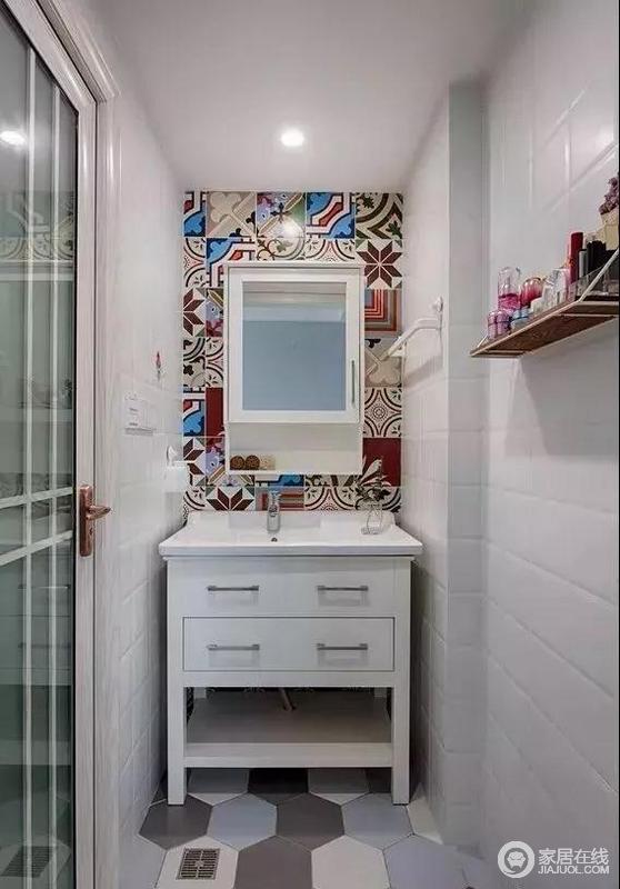 卫生间干湿分离，提高使用效率，呼应整体配色的六边砖，搭配色彩丰富的花砖背景，白色立面与简约台盆柜