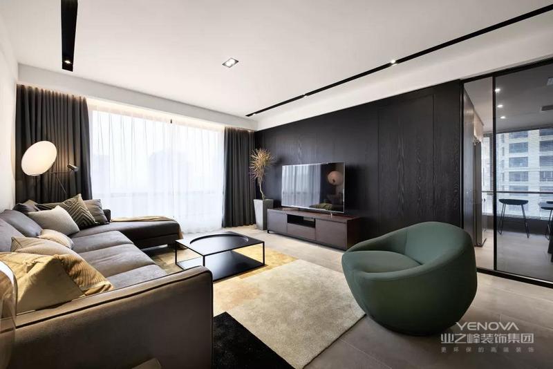 客厅整体空间现代时尚的格调，电视墙是黑色木饰面的背景，打造出一种成熟端庄的现代氛围感。