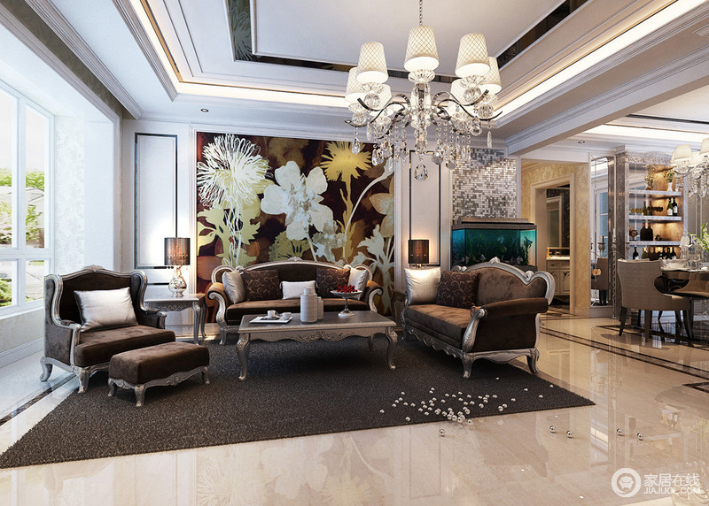客厅大面积采用褐与咖色，充满了醇厚的贵气。家具上的银色线条勾勒出轻奢质感，背景墙上油画着色的花卉绽放出娇艳的姿态，在华丽水晶灯的装饰下，空间升腾起高雅感。