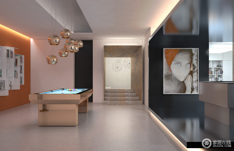 灰白色调的空间没有大量的家具，却给人一种空阔、自在的感觉；开放式的空间增强了互动性，借着黑色立面上的人物画与橙色墙面悬挂的白色书架独特而倍显时尚，令休闲室文艺调十足。