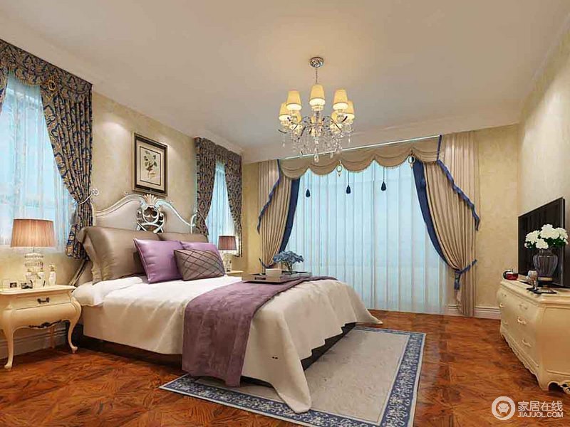 卧室并不奢华，却舒适温馨，色彩柔和的床品让你的状态顷刻间松弛。