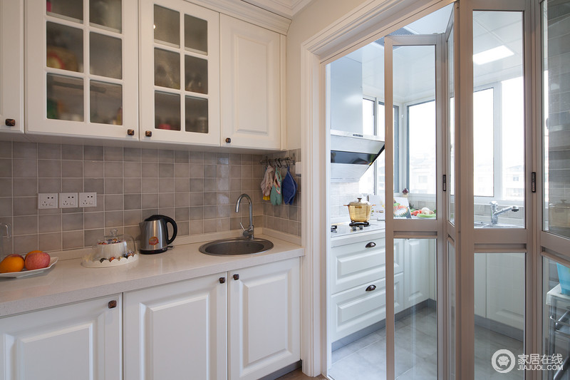 厨房使用象牙白的橱柜、石英石台面，现代感比较强