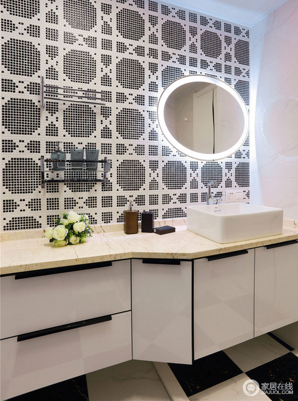 盥洗台一个弯曲的弧度就改变了整体的设计效果，令简约的黑白盥洗柜尤为立体整洁；黑白几何马赛克拼砖裹挟着摩登，令卫浴间更独特。