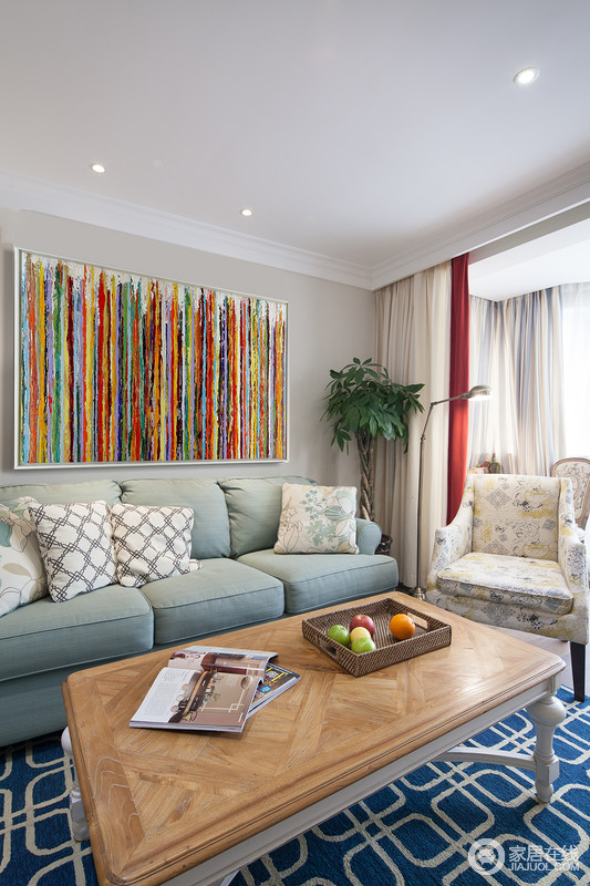 巨大的色彩油墨画沙发背景墙挑起空间整体的活跃感