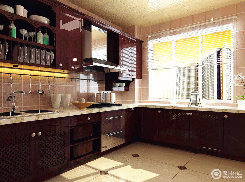 厨房中使用木色和大理石台面搭配，打造出美式空间，实用而便于清洁工作。