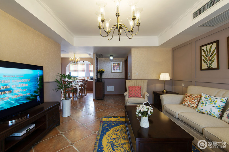 客厅墙顶面以白色为主色，通过深色的家具和软装配饰来丰富客厅的色彩层次。木质和布艺的搭配，相得益彰，无论视觉上，还是触觉上，都体现美式乡村的舒适悠闲氛围。