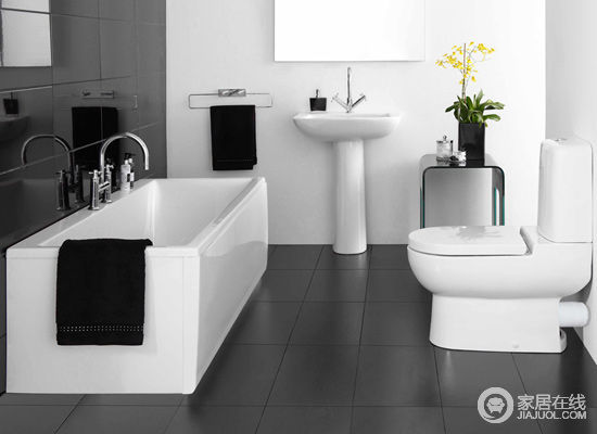 黑色地砖的低调，白色洗手台和浴缸的纯净，合力打造出一个经典而现代的卫浴空间，并以简洁的线条，突出空间的实用性。