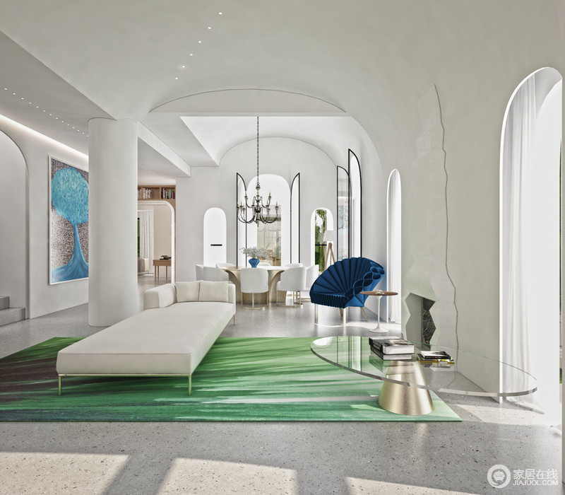 白色空间纯净自然，与圆拱和直线感的吊顶显出别致硬朗，欧式复古吊灯中和了与餐桌的距离，愈显贵气；白色沙发与蓝色挂画十分个性，绿色丛林地毯裹挟着自然清新，与时髦的家具碰撞出现代质感。