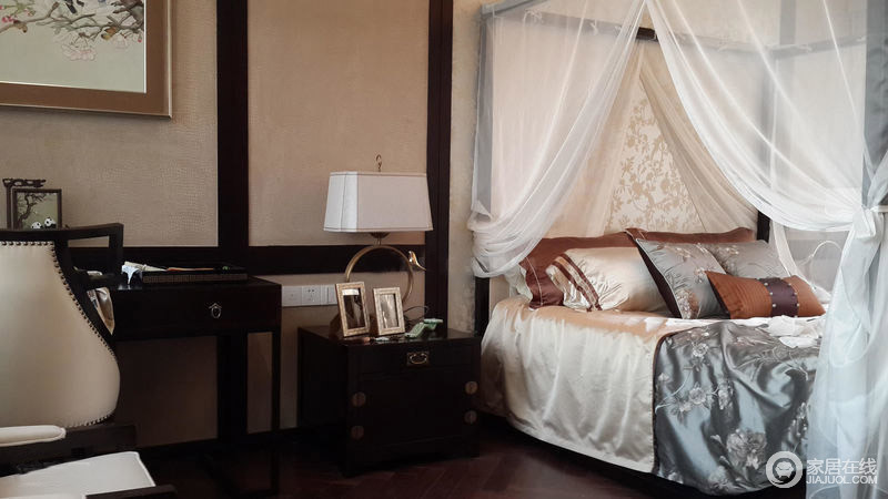 纱幔以及木质的床头柜，让整个卧室充满中式古典的韵味