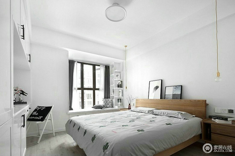 主卧室白色调的空间格外整洁，而飘窗通过几何收纳柜的形式，增强了空间的实用性，同时，让生活具有休闲性；灰色窗帘搭配白色床品，让空间朴素而舒适。