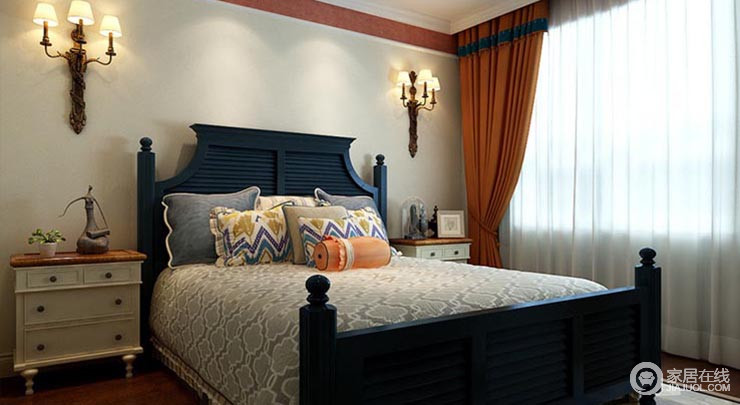 卧室整体给人的感觉是高雅舒适的。米色的墙面上两个欧式古典气息的壁灯，将典雅在不经意间表现出来。