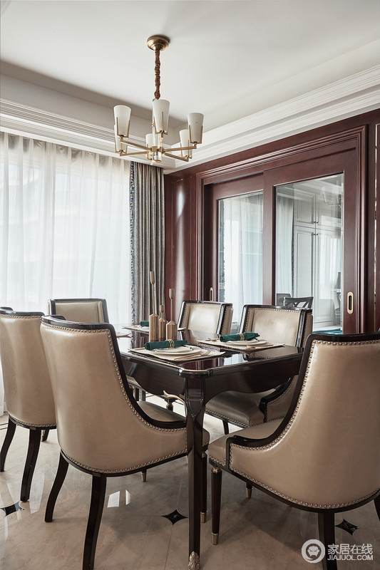 餐厅空间整体古典大气，将古典家具摆放在一起，形成古典端庄；铆钉餐椅的贵气与餐桌的少许曲线之美，与黄铜吊灯的闪耀构成空间的尊贵。
