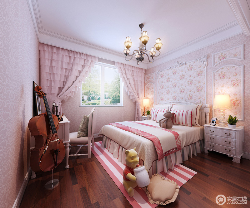 红褐色地板与粉色花卉壁纸形成了柔和甜美，中性色的家具和软饰恰当地中和了空间的用色，并利用粉色条纹地毯和动物玩具打造一个活泼、有力的空间。