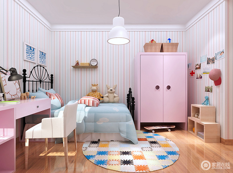 清新的条纹壁纸将简单和清爽置于空间，粉色衣柜和蓝色床品形成了潮流家居用色，甜美中不乏怡静，令儿童房缀满清甜和梦幻。