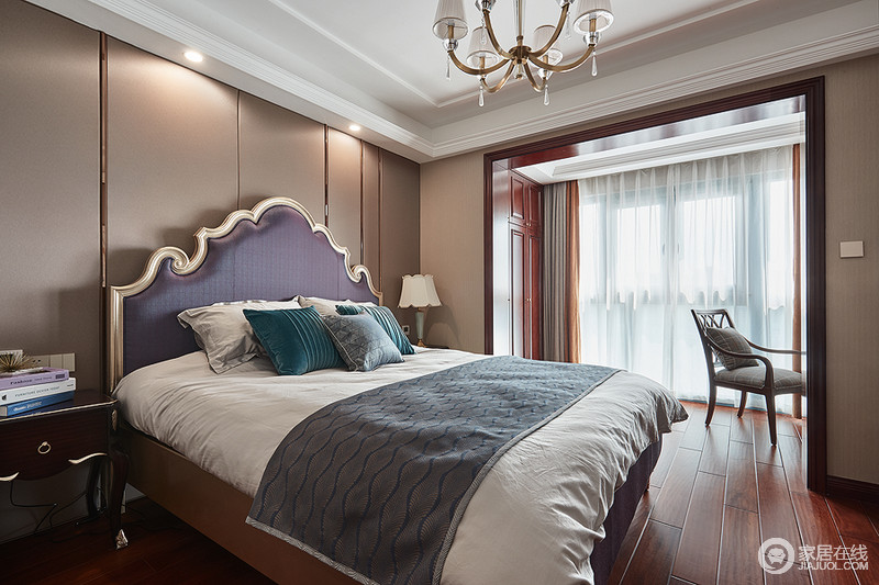 卧室空间在色彩上采用高纯度的古典色彩，搭配红褐色的地板、门套搭配浅褐色的墙面，非常高雅尊贵；尊贵的淡紫色布艺、古典台灯加顶灯十分具有表达力，金属元素的点缀恰到好处，整个空间诠释简洁有力，朴实高雅。
