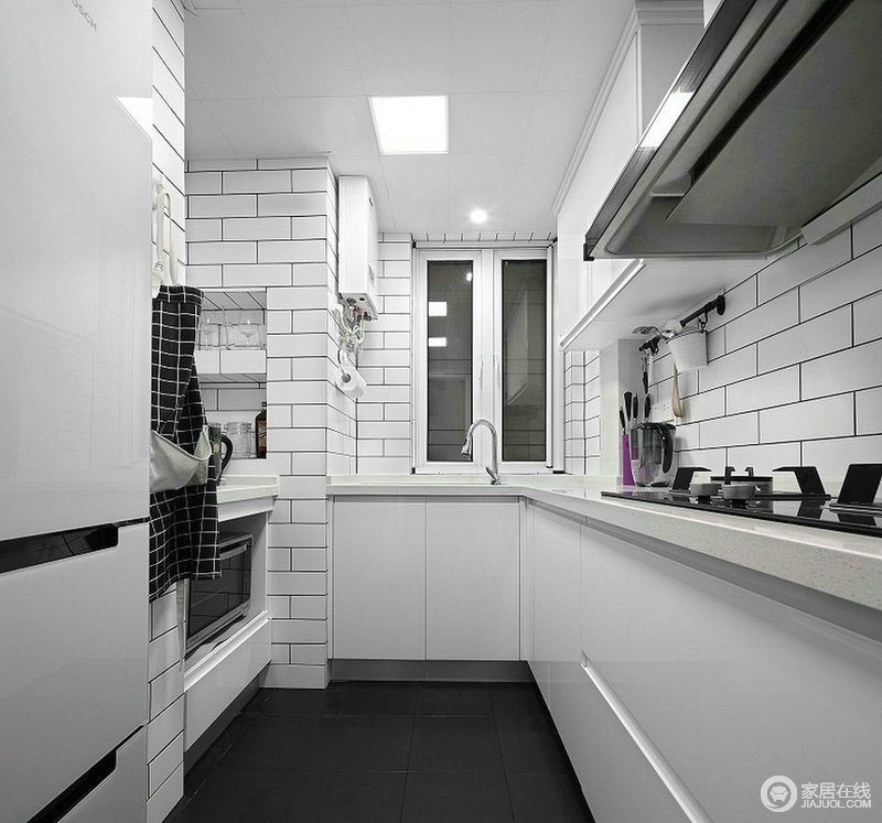 L型厨房容易整理，特别是将瓶瓶罐罐都收纳了起来，让厨房更为整洁；小方砖搭配白色橱柜显得洁净利落，黑色地砖与之，形成反差，既具有设计感，又让生活更为便捷。
