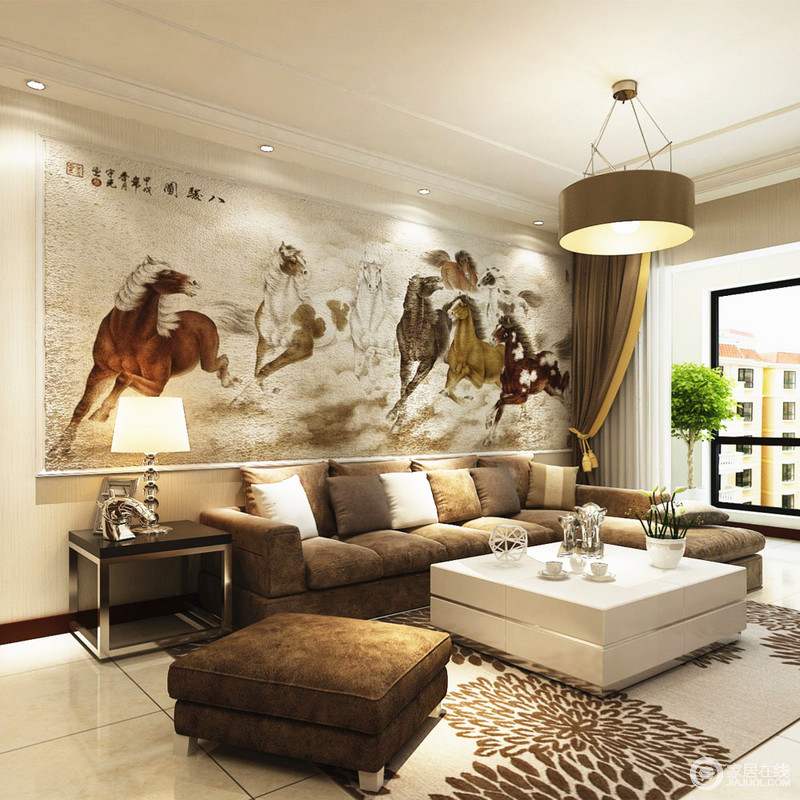 客厅中采用棕色沙发为单调的空间着色，白色简约沙发与黑色边几形成对比，相应成趣；大幅八骏图便是空间中最具视觉感的艺术品。