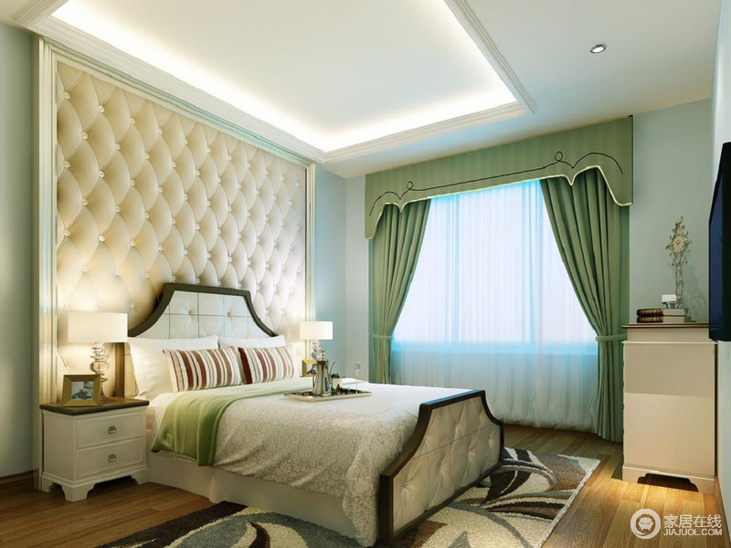 卧室以浅蓝色渲染了一室的清爽，床头特意用金色边框出拉花软包装饰，米黄的色调被灯光一打，泛着晶亮的色泽，床具的黑色线条及草绿的窗帘显得典雅分明。