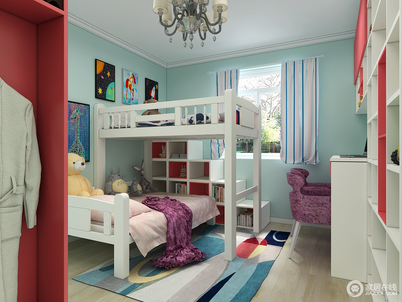 房间的墙面刷成淡蓝色，和白色的顶面像成了先明的对比，家具用玫红色的来点缀，丰富空间的层次感，浅木色的地板上铺上地毯，孩子们可以在上面尽情的玩耍。
