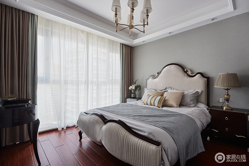 客卧空间在色彩上比较温和，将古典元素抽象化为符号，在整个家居环境中，既作为装饰，又起到隐喻的效果。