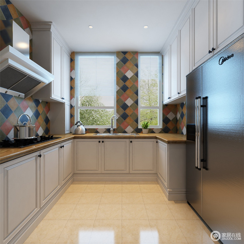 厨房的整体设计通过撞色墙砖表现自然生趣，让白色定制橱柜的简洁多了色彩美学；黄色大理石台面以乡村朴拙更易于打理，而且不突兀，流畅自然的设计更显简单实用。