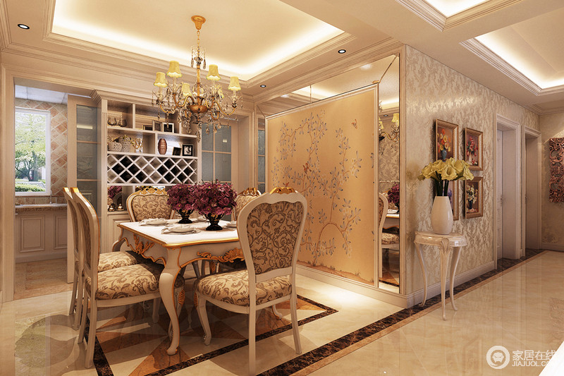 餐厅利用黄色金箔壁纸渲染出欧式奢华、明亮的宫廷空间，巴洛克花台和家具尽显欧式底蕴，饱满而形质优美；中式元素的壁画与镜面材质结合，使得整体空间风格更加突出，自然区分，分外不一般。