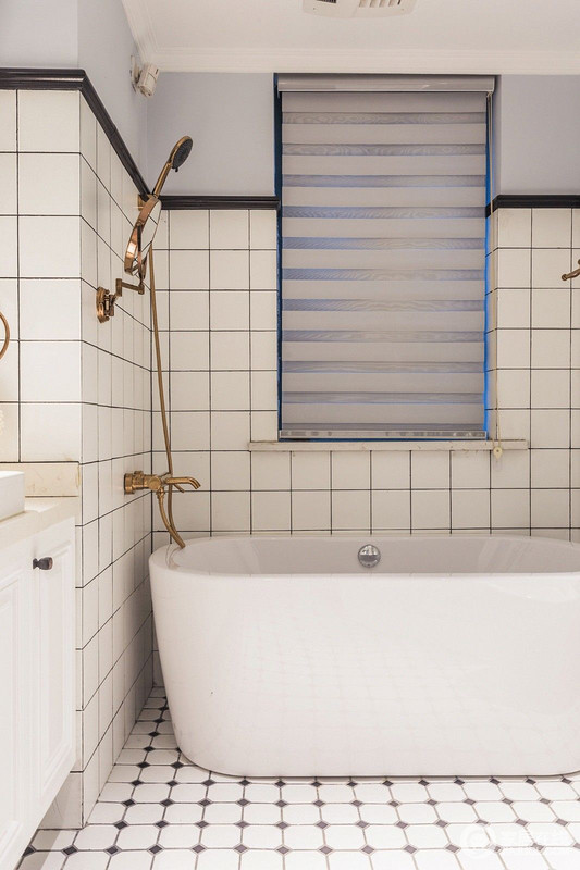 通过调整一个洗漱盆的位置，就能让81平的房子里淋浴房和大浴缸双全；
不仅仅是使用上更加舒适及方便，就连想想都觉得幸福和美好。