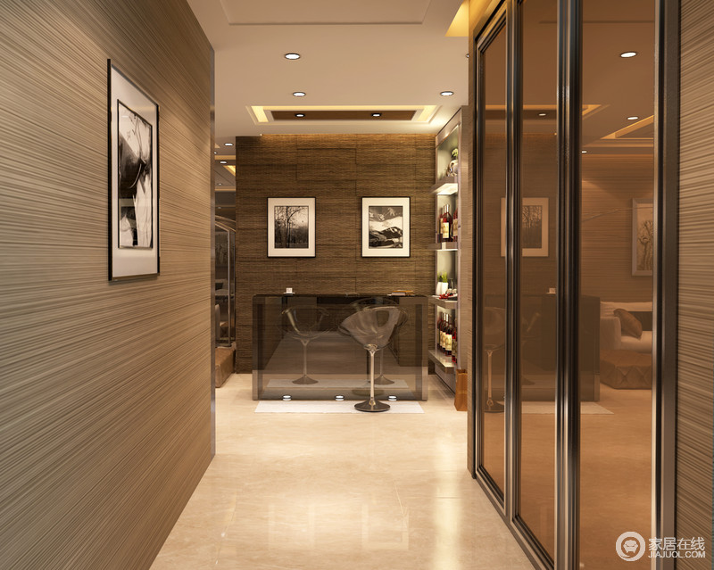 走廊中通过木材和装饰镜搭配出大气地空间，也沿袭着主设计思路。