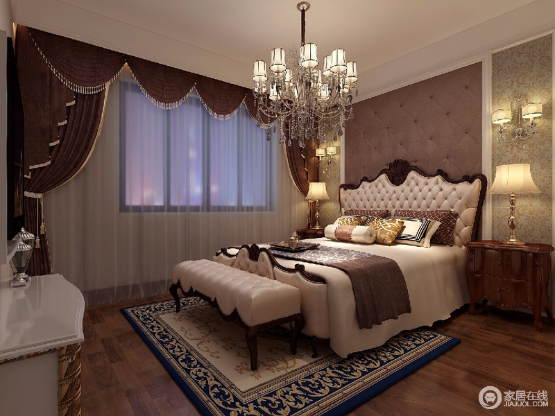 卧室是休息的场所，整个房间以成熟的色彩为基调，搭配华丽的吊灯，家具错落有致的摆放，整个空间突出格调和气质。