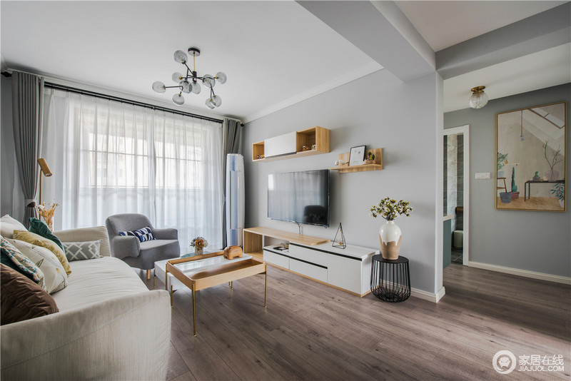淡淡灰色的墙面和浅褐色地板层次丰富又低调，客厅整体设计的非常柔和，无论是棱角还是色彩极具舒适感，搭配北欧家具更显亲和。


